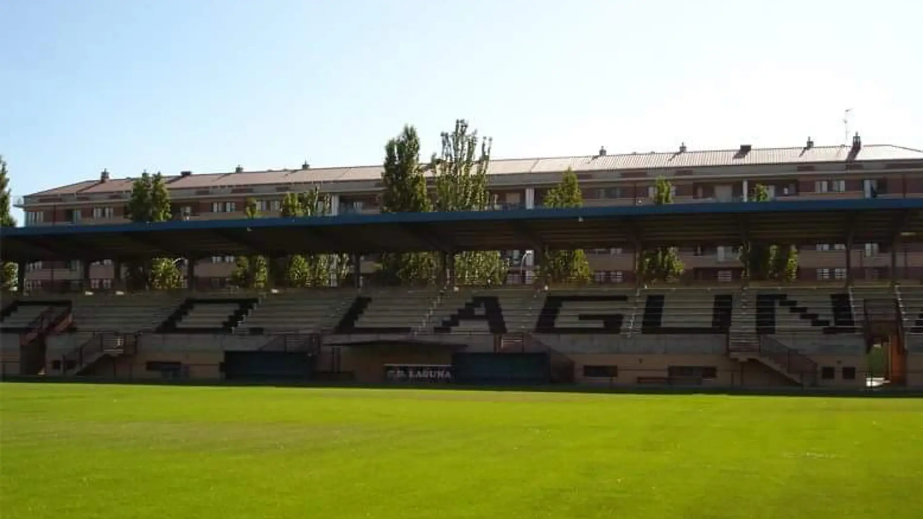 Imagen de las gradas principales del estadio municipal de La Laguna, en Laguna de Duero