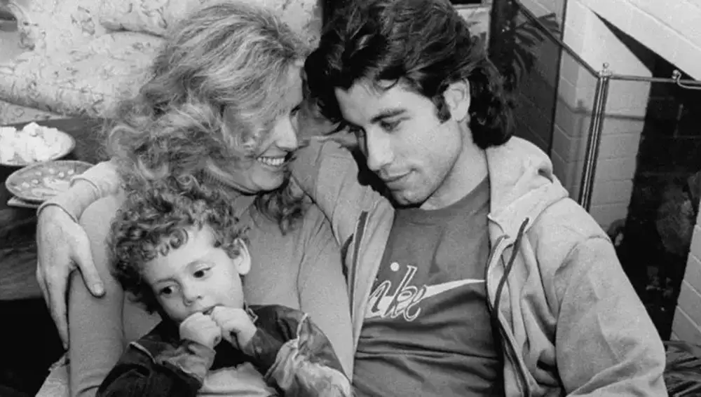 Diana Hyland con su hijo, junto a John Travolta