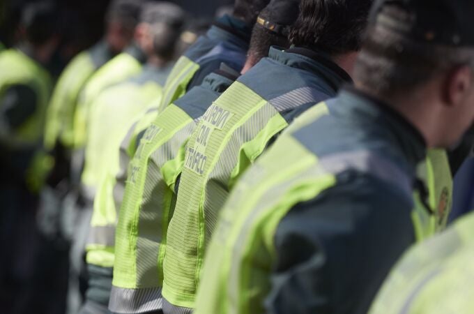 Un dispositivo de la Guardia Civil se prepara para controlar el tráfico durante la segunda etapa de la Itzulia, la Vuelta al País Vasco 2023, a 4 de abril de 2023, en Navarra (España). La Itzulia se celebra del 3 al 8 de abril de 2023 y se compone de seis etapas en las que los corredores recorren gran parte de las carreteras del País Vasco y Navarra. La primera etapa, que recorrió ayer 165í4 kilómetros entre Vitoria-Gasteiz y Labastida, terminó con el inglés Ethan Hayter en cabeza. La segunda y más larga jornada de la carrera ciclista se adentra en las carreteras de Navarra con un recorrido de 193'8 kilómetros entre los municipios de Viana y Leitza. 04 ABRIL 2023;VUELTA CICLISMO; Eduardo Sanz / Europa Press 04/04/2023