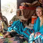 Samantha Shea, a la derecha, convive con dos ancianas del valle de Hunza