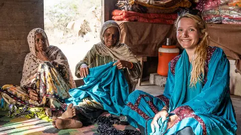 Samantha Shea, a la derecha, convive con dos ancianas del valle de Hunza
