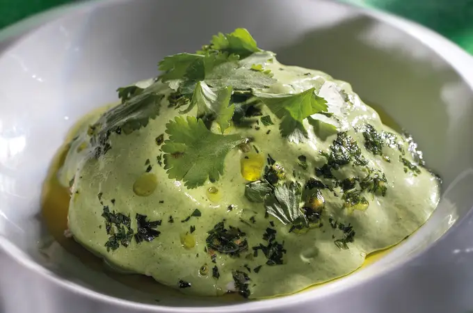 Ensaladilla de merluza en salsa verde, uno de los clásicos de la cocina española: Chema Soler te da las claves de su receta