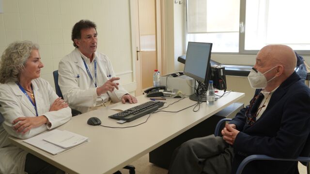 Casis en la consulta del doctor Bravo, que es quien ha llevado su caso desde 2018