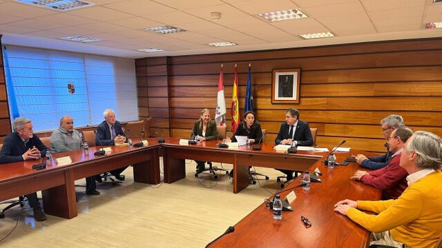 La consejera de Movilidad y Transformación Digital, María González Corral, e reúne con una representación de alcaldes de la zona soriana y riojana del entorno de la presa de Enciso