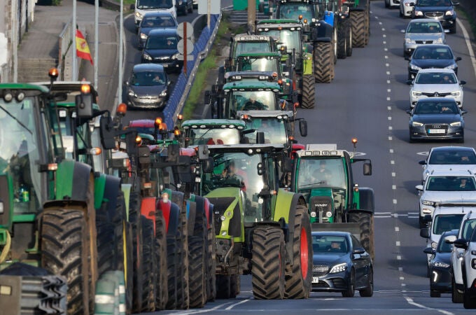 Sesenta tractores se concentran ante la Xunta contra la burocracia y normas de la UE