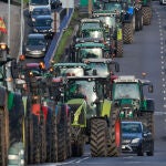 Sesenta tractores se concentran ante la Xunta contra la burocracia y normas de la UE