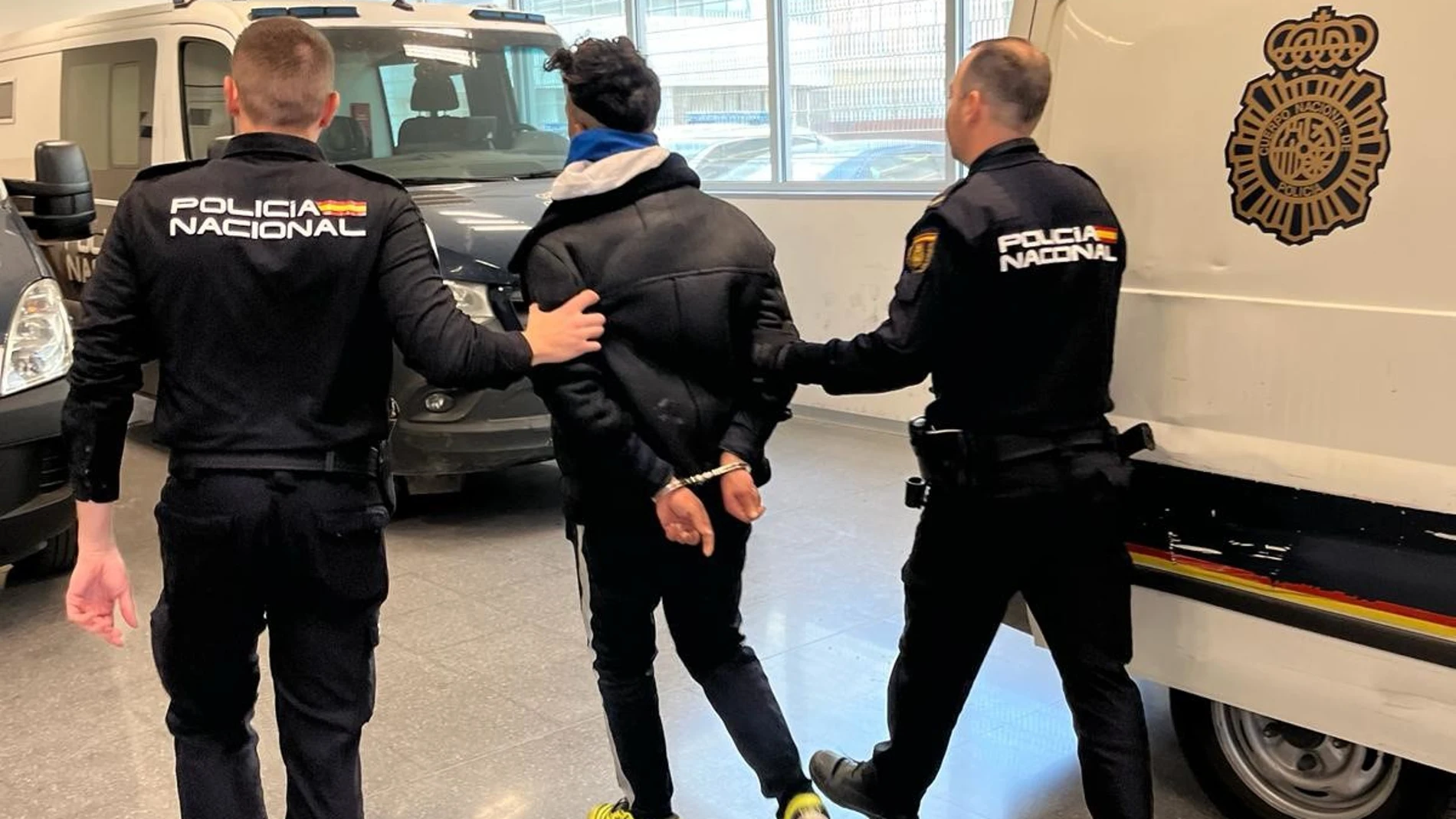 Imagen del detenido, custodiado por la Policía Nacional POLICÍA NACIONAL 20/02/2024