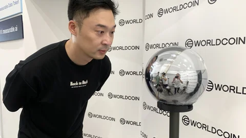 Así es Worldcoin, la "criptodivisa" con la que ganas dinero y te pueden robar tu identidad