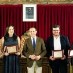 Foto de familia de Conrado Íscar con los premiados ( Laura Negro, Rodrigo Ucero, Jonathan Tajes y Alicia Calvo)