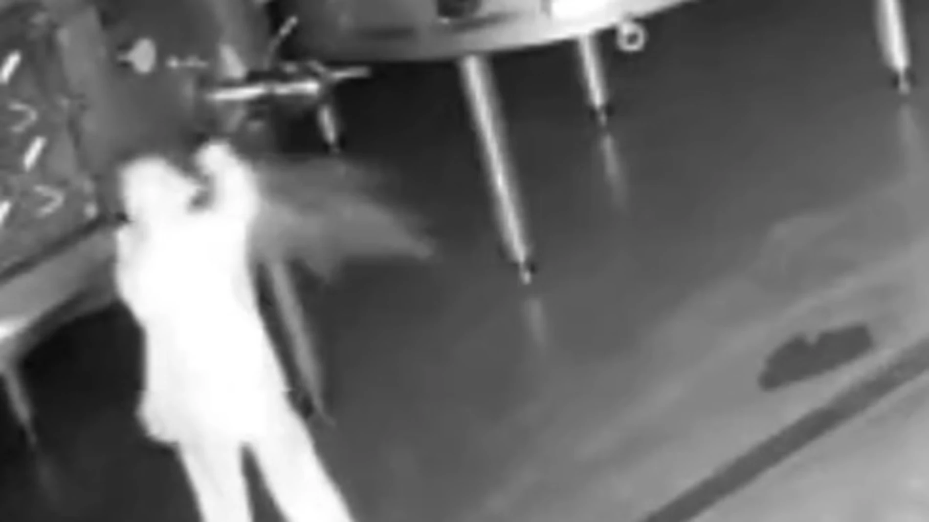 Momento en el que la persona que ha asaltado la bodega Cepa 21 abre los grifos de los depósitos de viino