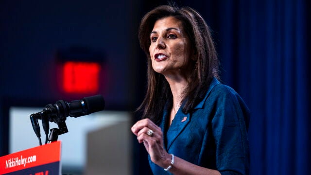 La precandidata republicana Nikki Haley hace campaña en Carolina del Sur