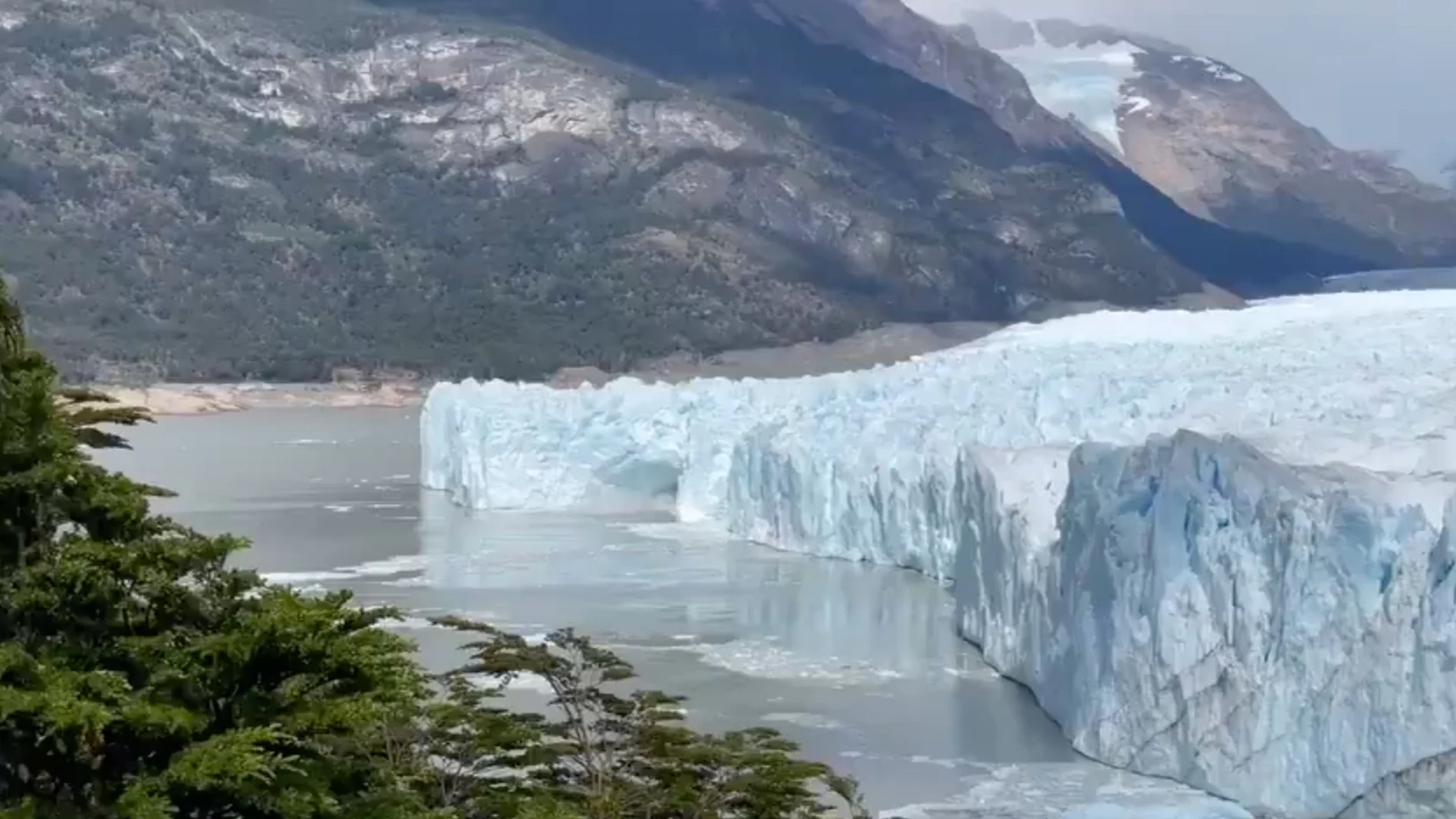 Expertos advierten sobre el impacto del cambio climático en el rompimiento del glaciar Perito Moreno en la Patagonia Argentina