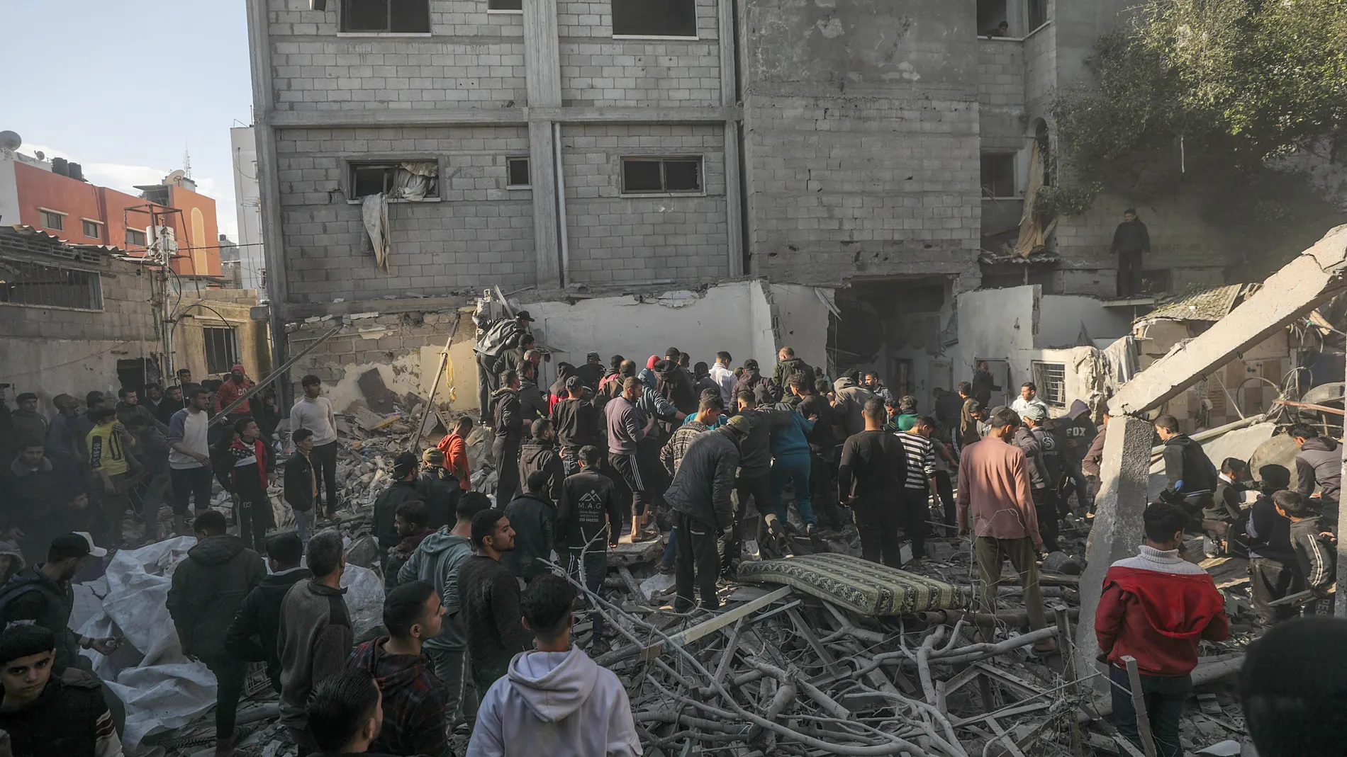 Gaza (---), 20/02/2024.- Palestinians search for bodies and survivors among the rubble of a destroyed house following Israeli airstrikes on Al Nusairat refugee camp, southern Gaza Strip, 20 February 2024. More than 29,000 Palestinians and at least 1,300 Israelis have been killed, according to the Palestinian Health Ministry and the Israel Defense Forces (IDF), since Hamas militants launched an attack against Israel from the Gaza Strip on 07 October, and the Israeli operations in Gaza and the ...