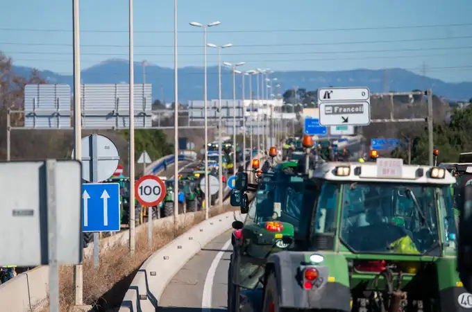 El Gobierno prorroga la flexibilización de los tiempos de conducción de los transportistas para afrontar las protestas del campo