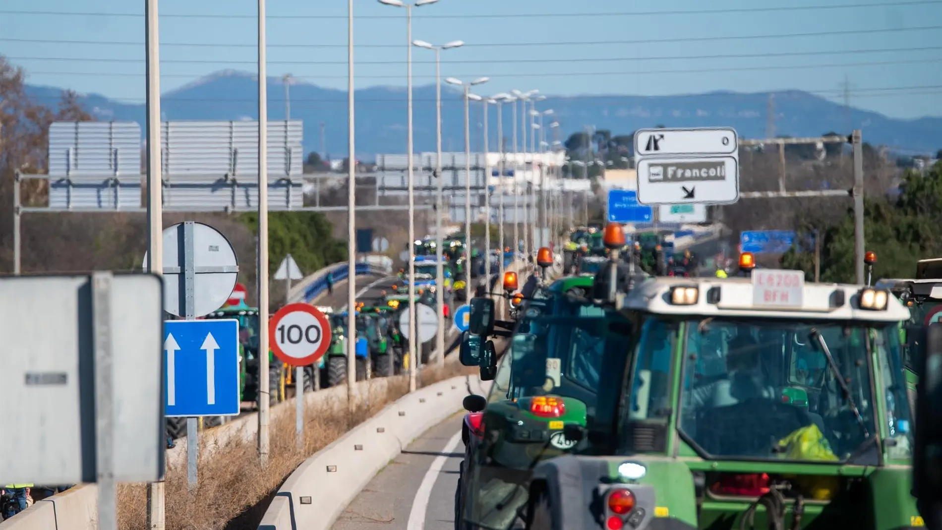 MADRID.-El Gobierno vuelve a aumentar el límite de conducción de los transportistas por el corte de carreteras