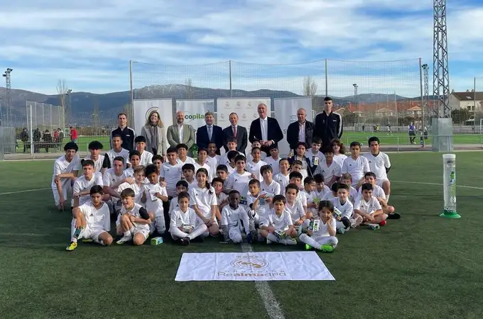 José Mazarías visita junto a Emilio Butragueño la Escuela de la Fundación Real Madrid Ecopilas en Segovia