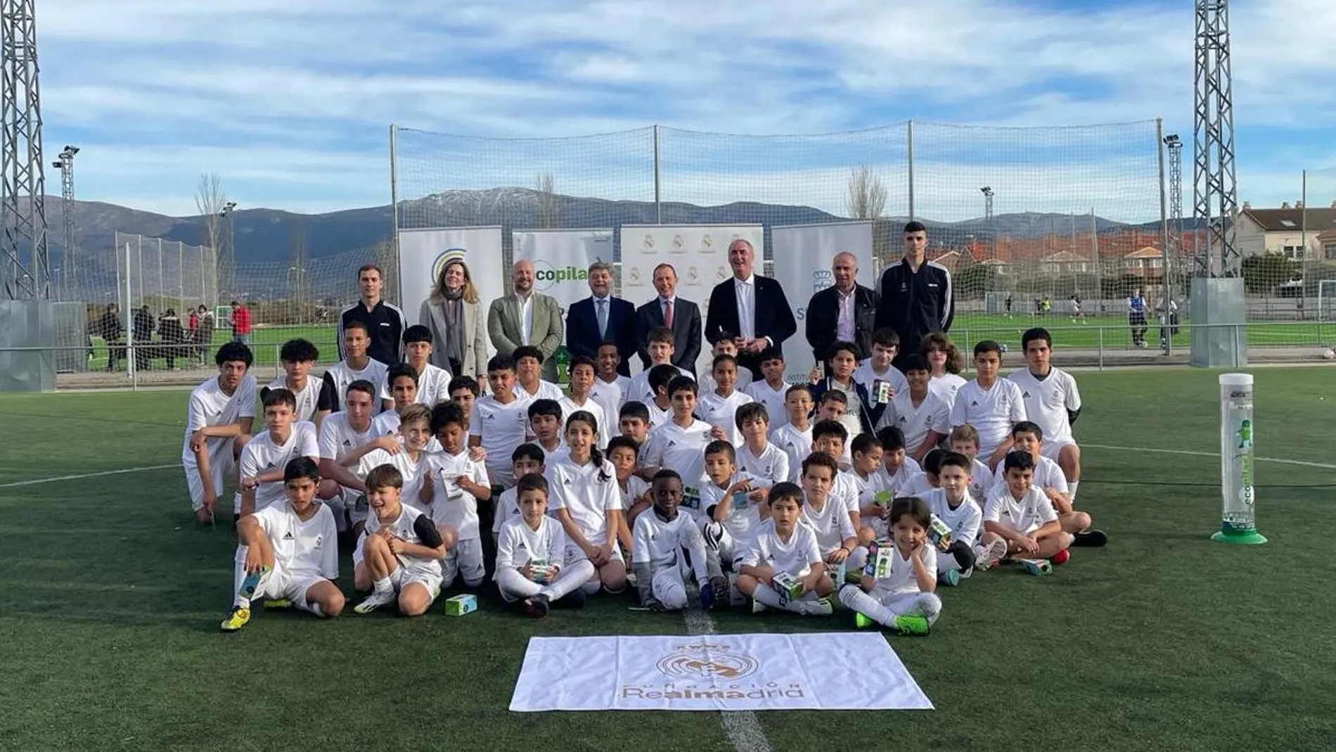 José Mazarías y Emilio Butragueño visitan a los niños de la Escuela de la Fundación Real Madrid Ecopilas