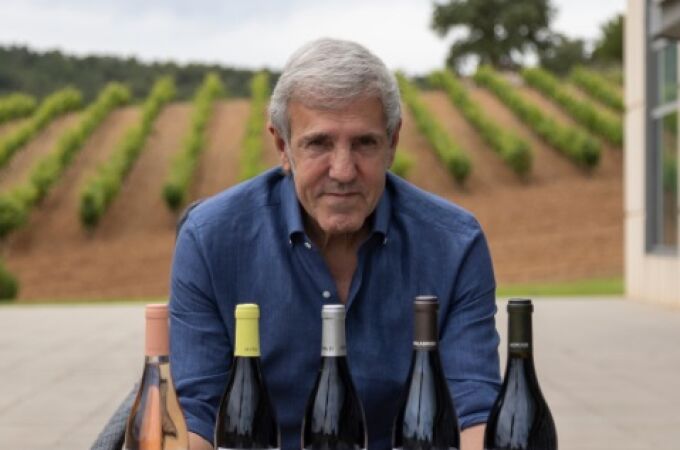 José Moro posa con los vinos que elabora en Cepa 21
