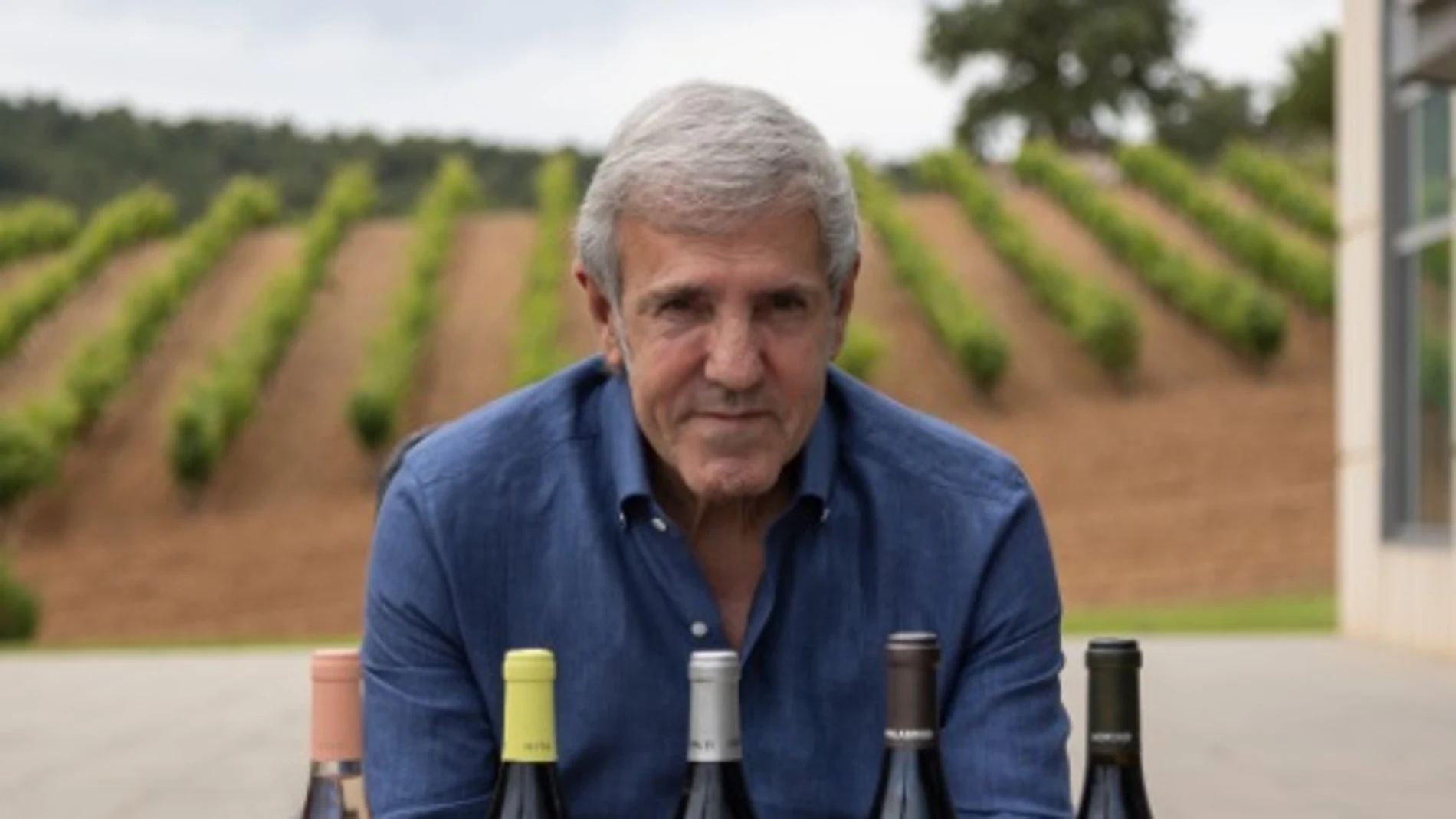 José Moro posa con los vinos que elabora en Cepa 21