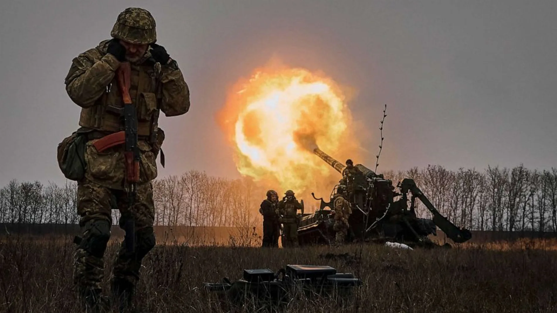 Soldados ucranianos disparan un sistema de artillería Pion contra posiciones rusas cerca de Bajmut
