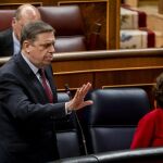 Economía.- Luis Planas sufre un vértigo al contestar una pregunta en la sesión de control del Congreso