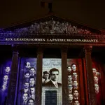 El Panteón de París iluminado para recibir los féretros de Missak y Mélinée Manouchian