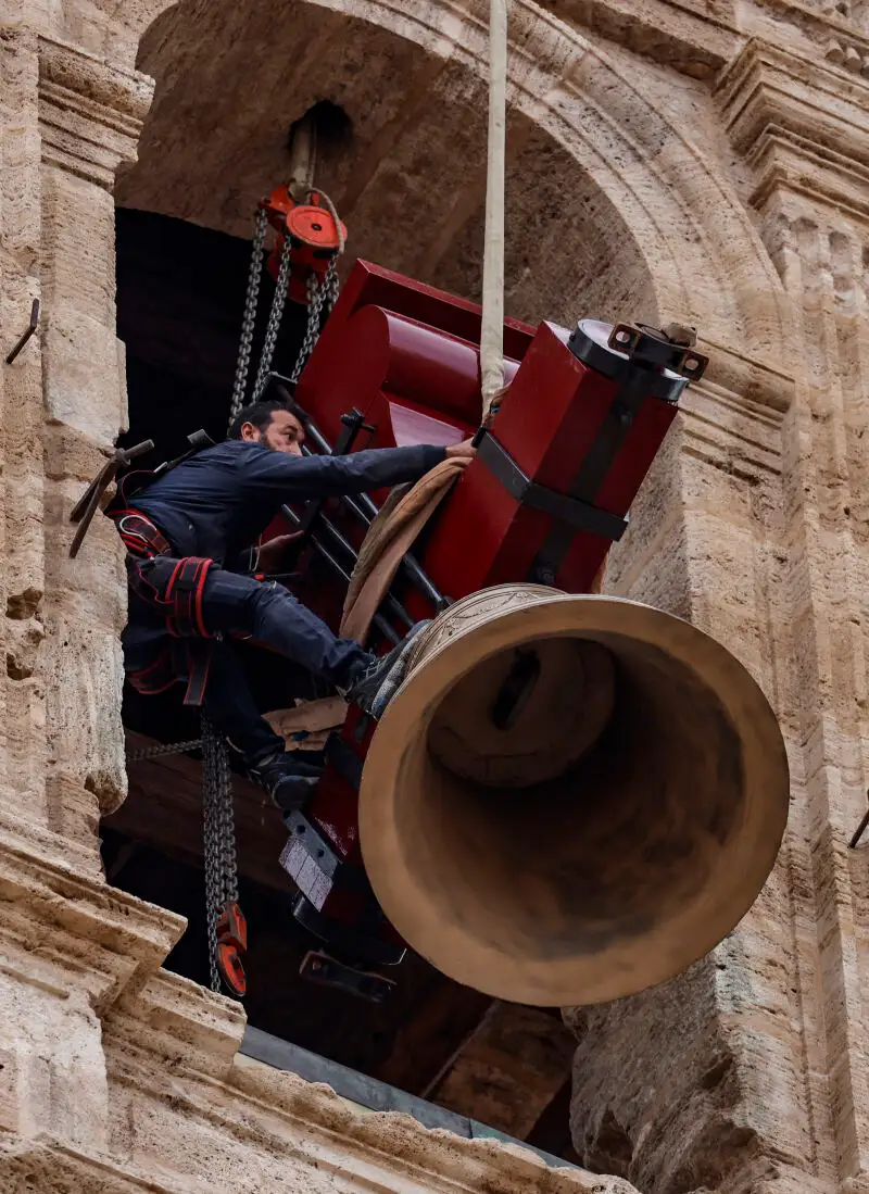 Las siete campanas restauradas de los Santos Juanes de Valencia vuelven al campanario