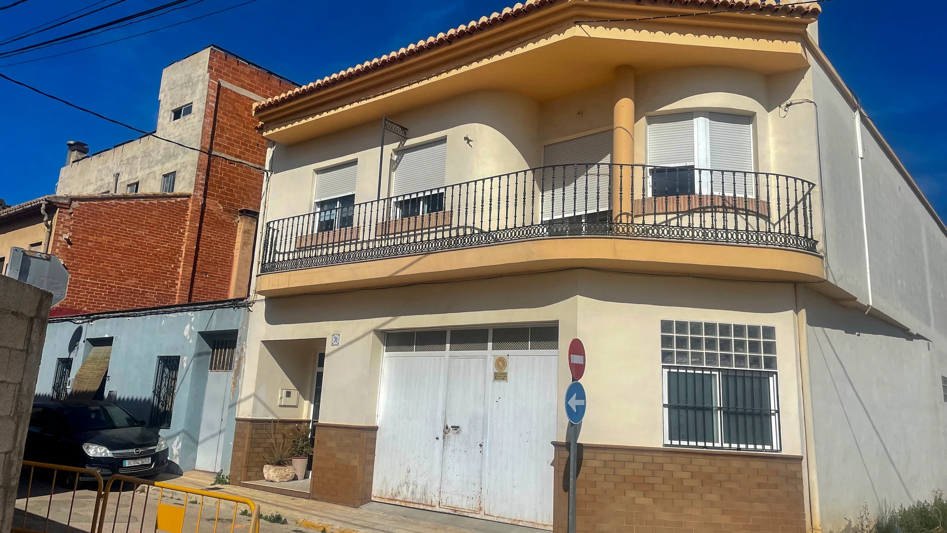 Vista general del domicilio donde ha sido hallado en el armario el cadáver del bebé de una mujer que había ocultado su embarazo