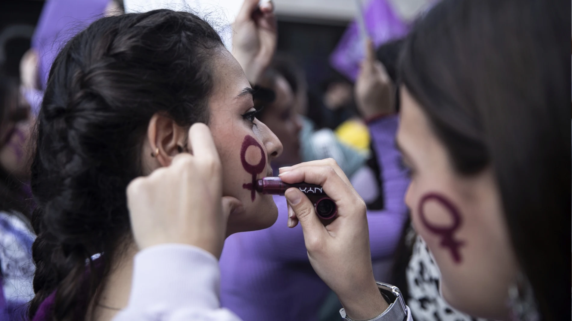 Uno de cada tres catalanes considera que el movimiento feminista ha ido demasiado lejos