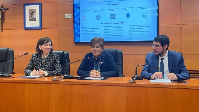 La rectora de la UCAV, María del Rosario Sáez Yuguero, presenta el Congreso junto a David Sanz y Sara Gallardo