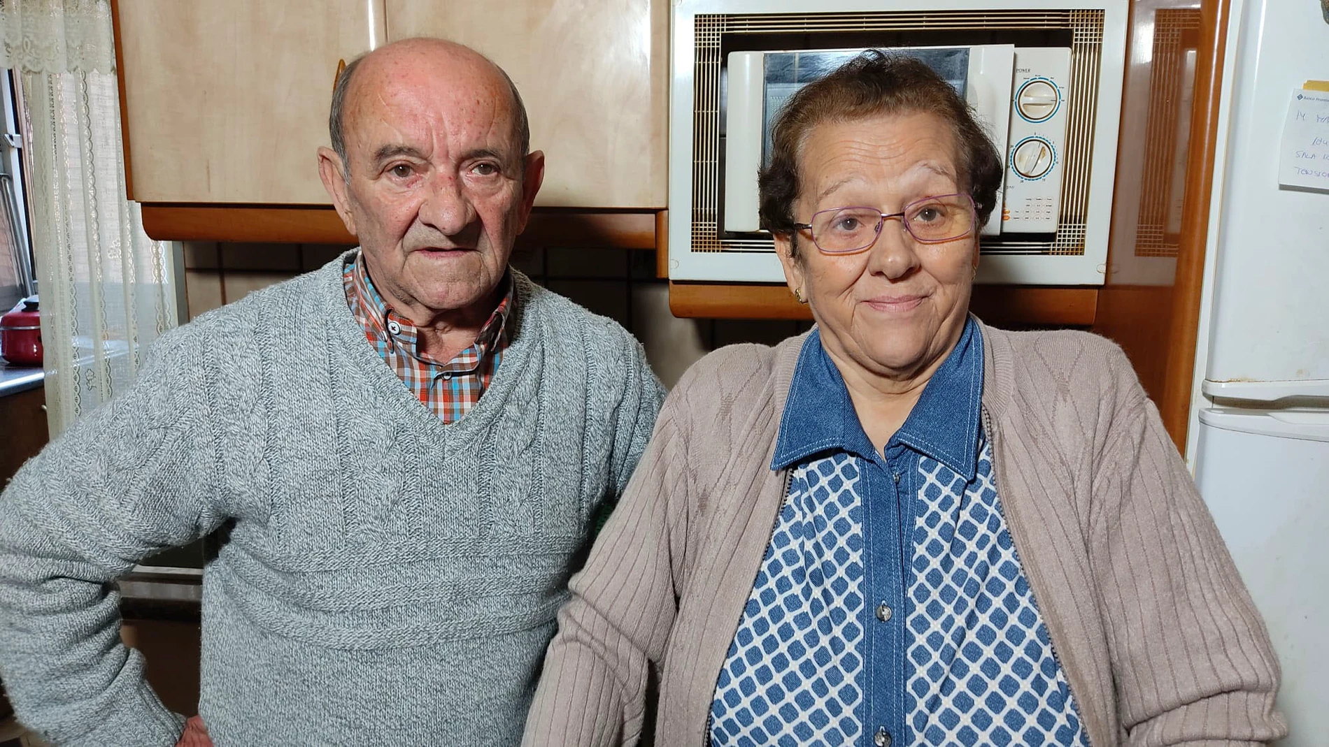 ALCALÁ DE HENARES (MADRID), 21/02/2024.-- María y Antonio, el matrimonio de 78 y 82 años respectivamente que ha sorteado hasta en siete ocasiones órdenes de desahucio de su vivienda en Alcalá de Henares, ha recibido con gran alegría la sentencia judicial que condena a su prestamista por usura. EFE/Guillermo Martínez