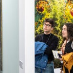  Dos jóvenes observan una obra en la pasada edición de Arcomadrid en Ifema