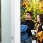  Dos jóvenes observan una obra en la pasada edición de Arcomadrid en Ifema