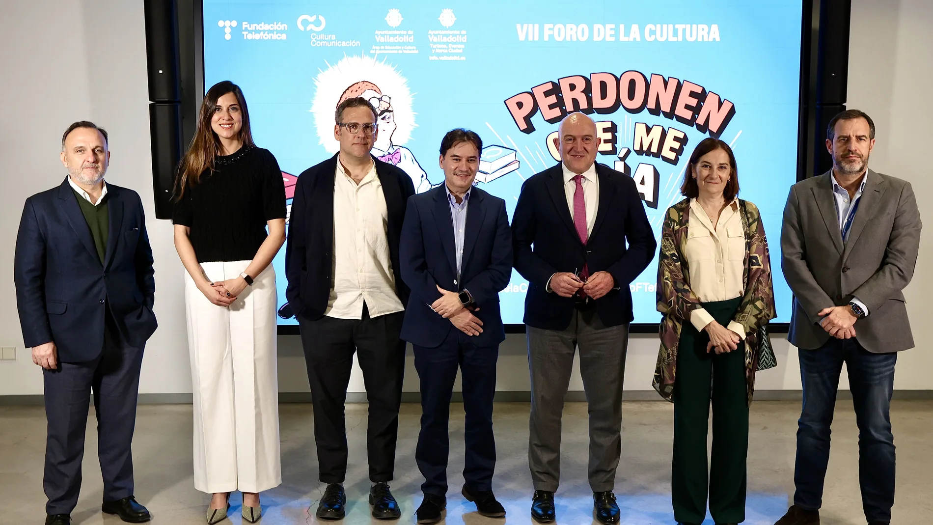 Foto de familia del alcalde de Valladolid, Jesús Julio Carnero, y la concejal Blanca JIménes, junto al director de Fundación Telefónica, Luis Prendes, entre otros