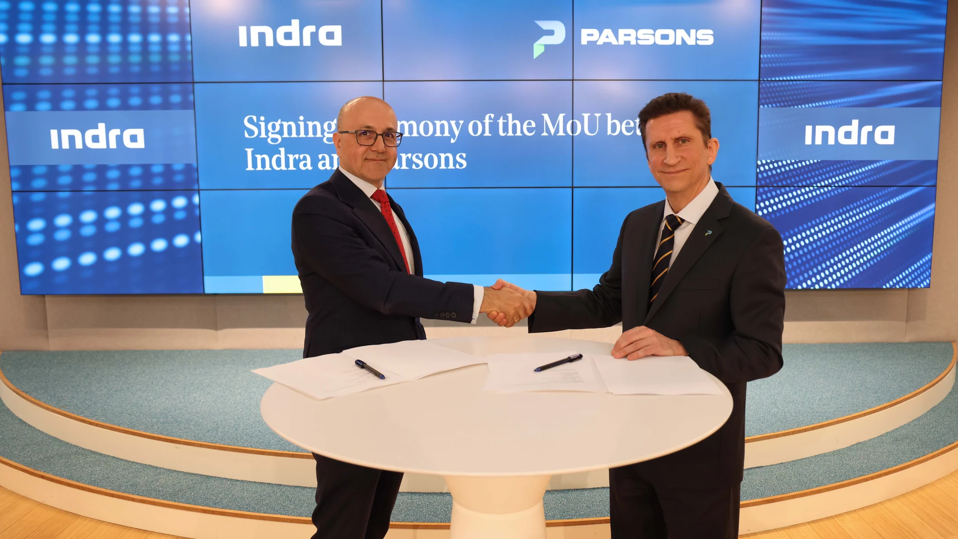 Imagen de la firma del acuerdo entre Indra y Parsons