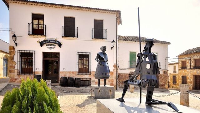 Plaza con figuras del Quijote y Dulcinea