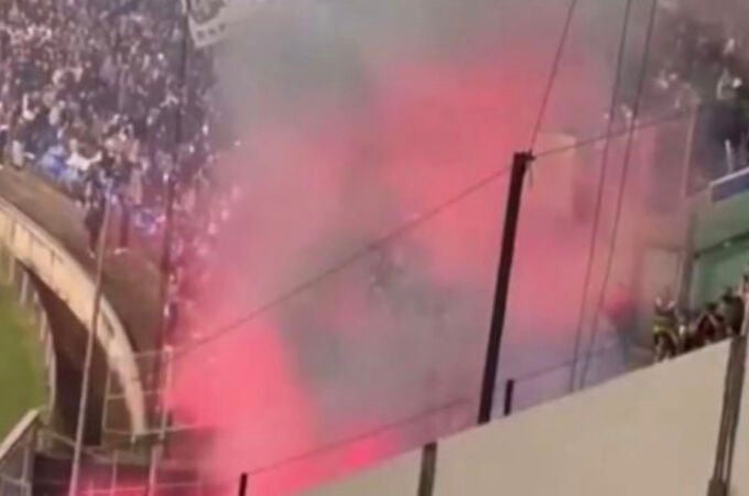 El polémico vídeo de los fans del Barcelona con bengalas que acabaron expulsados del estadio del Nápoles