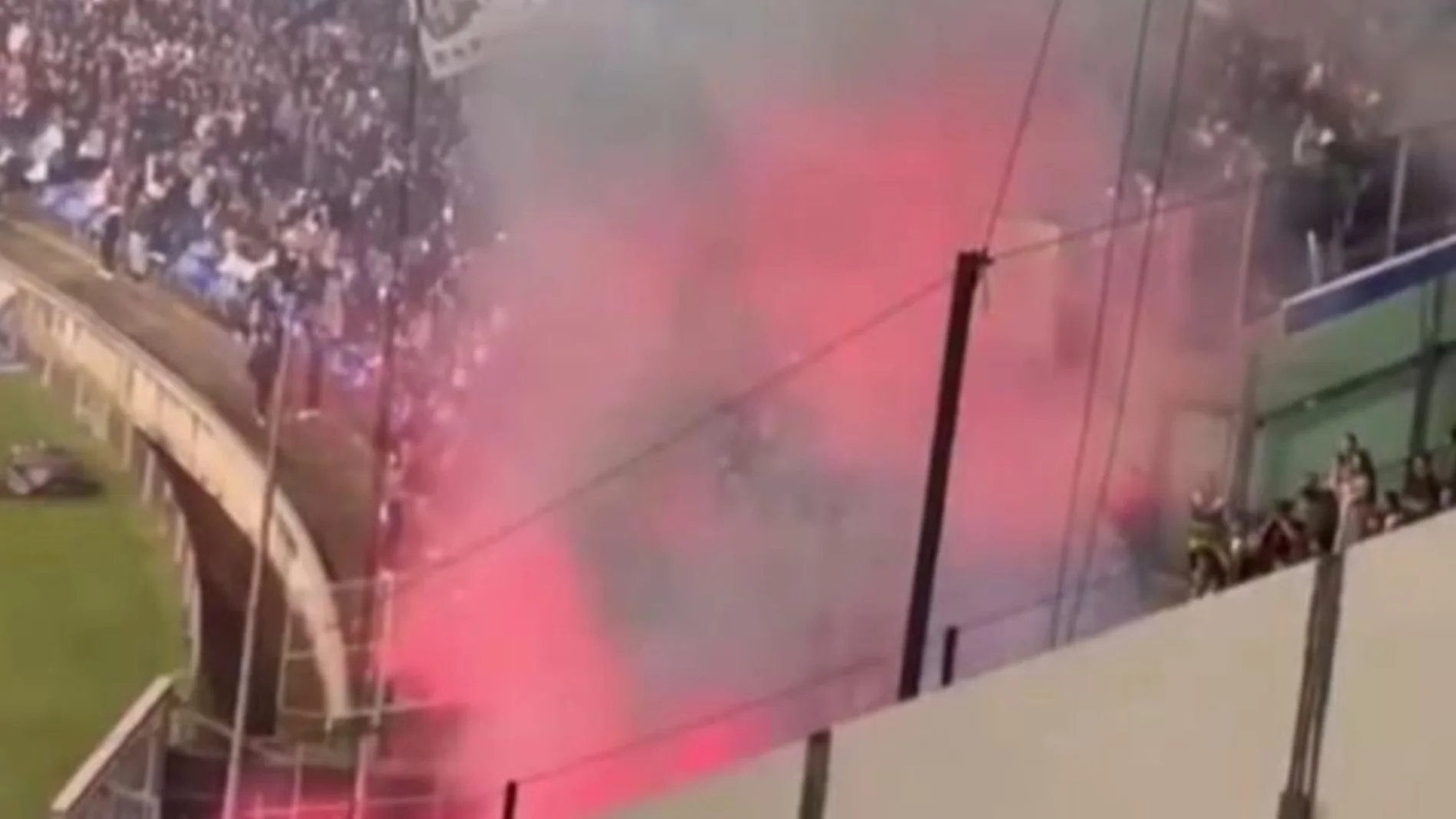 El polémico vídeo de los fans del Barcelona con bengalas que acabaron expulsados del estadio del Nápoles