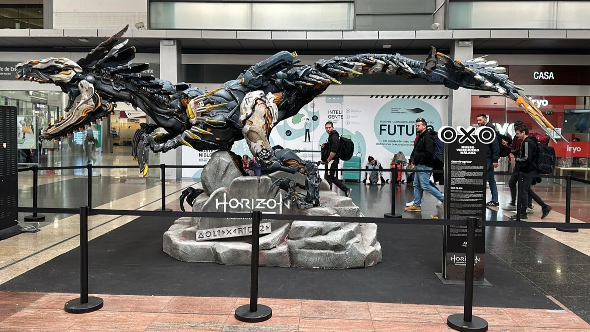 La imponente figura de 6 metros basada en el videojuego de PlayStation, toma el Centro Comercial Vialia Málaga durante febrero y marzo con sorteos y regalos