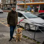 Entrevista con Jonathan Armengol, invidente que denuncia los rechazos a su perro guía en taxis y vtc.© Albert