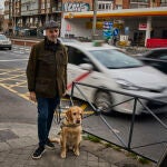 Entrevista con Jonathan Armengol, invidente que denuncia los rechazos a su perro guía en taxis y vtc.© Albert