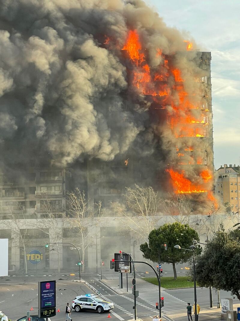 Según el 112, el fuego se ha originado en el cuarto piso de este edificio del barrio de Campanar