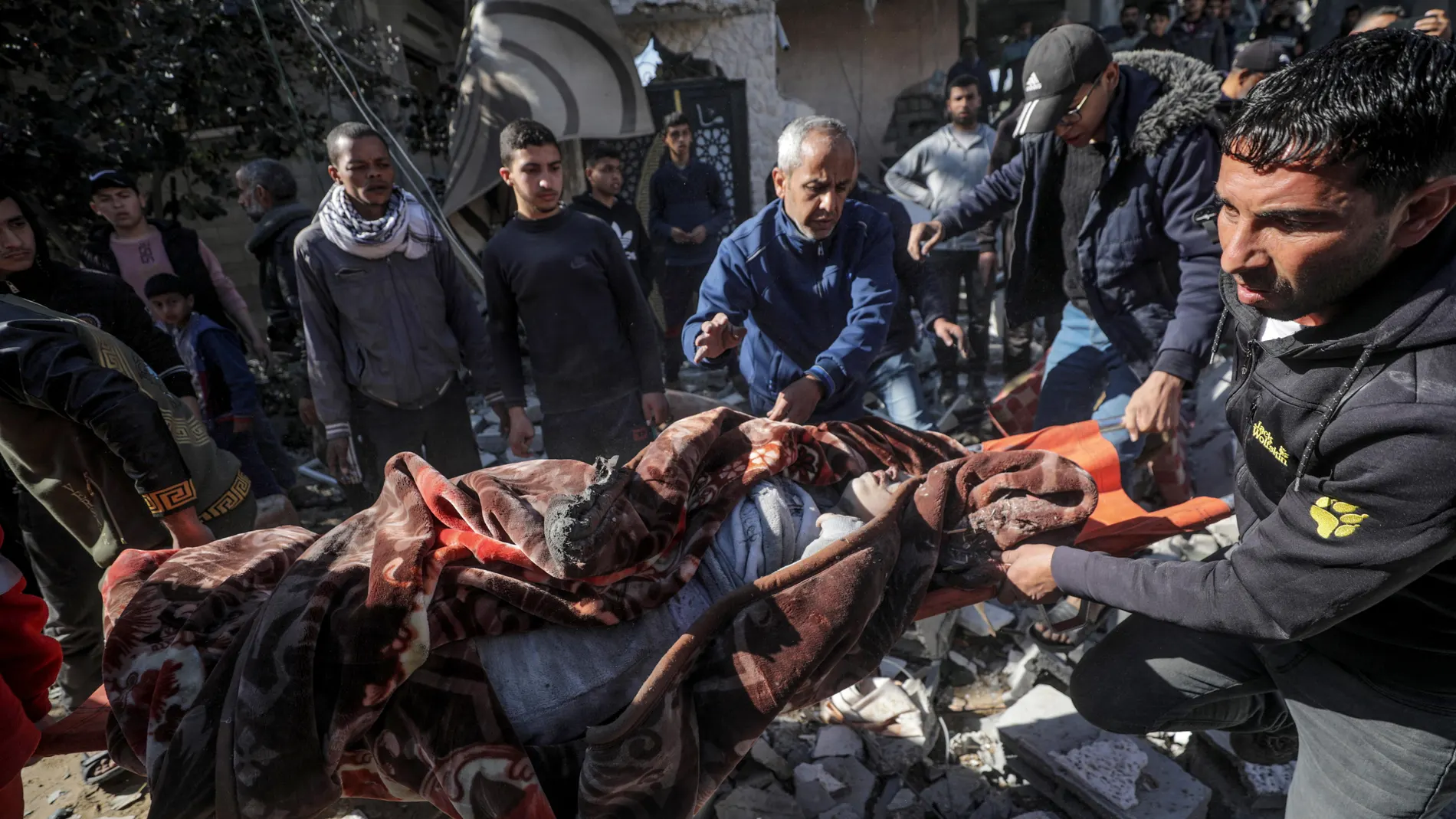 Deir Al Balah (---), 22/02/2024.- Palestinians recover a body from the rubble of a destroyed house following Israeli air strikes, in Deir Al Balah, central Gaza Strip, 22 February 2024. More than 29,300 Palestinians and over 1,300 Israelis have been killed, according to the Palestinian Health Ministry and the Israel Defense Forces (IDF), since Hamas militants launched an attack against Israel from the Gaza Strip on 07 October 2023, and the Israeli operations in Gaza and the West Bank which fo...