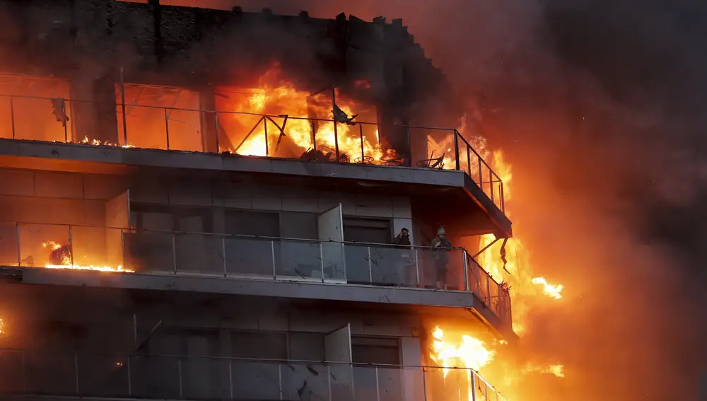 El edificio en llamas de Valencia