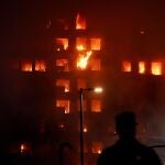 Un incendio de grandes proporciones quema un edificio de 14 pisos en el barrio de Campanar (Valencia)