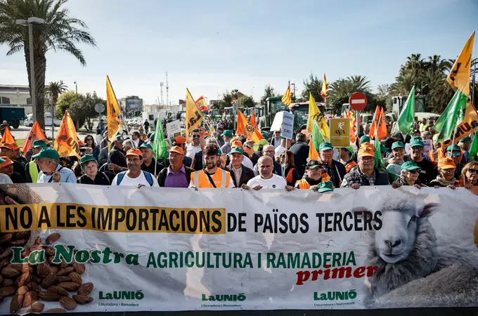 Tractorada en Valencia: cientos de agricultores rodean el Puerto de la ciudad con sus vehículos