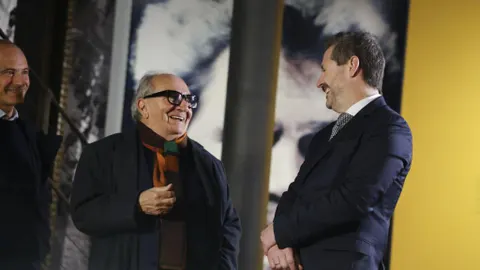 El fotógrado Jordi Socías junto al consejero de Cultura, Turismo y Deporte, Mariano de Paco Serrano