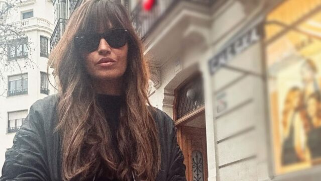 Sara Carbonero con vaqueros rosas.