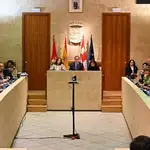 El alcalde de Salamanca, Carlos García Carbayo, preside el Pleno Extraordinario de Presupuestos