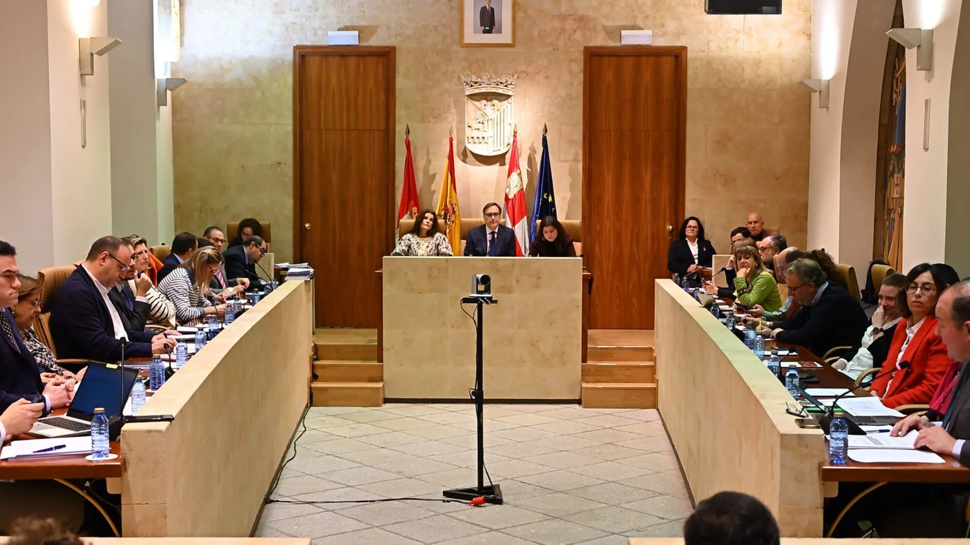 El alcalde de Salamanca, Carlos García Carbayo, preside el Pleno Extraordinario de Presupuestos